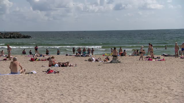 Soarele blând de septembrie și marea caldă au umplut plajele de români. Cât costă acum o noapte de cazare și ce prețuri sunt