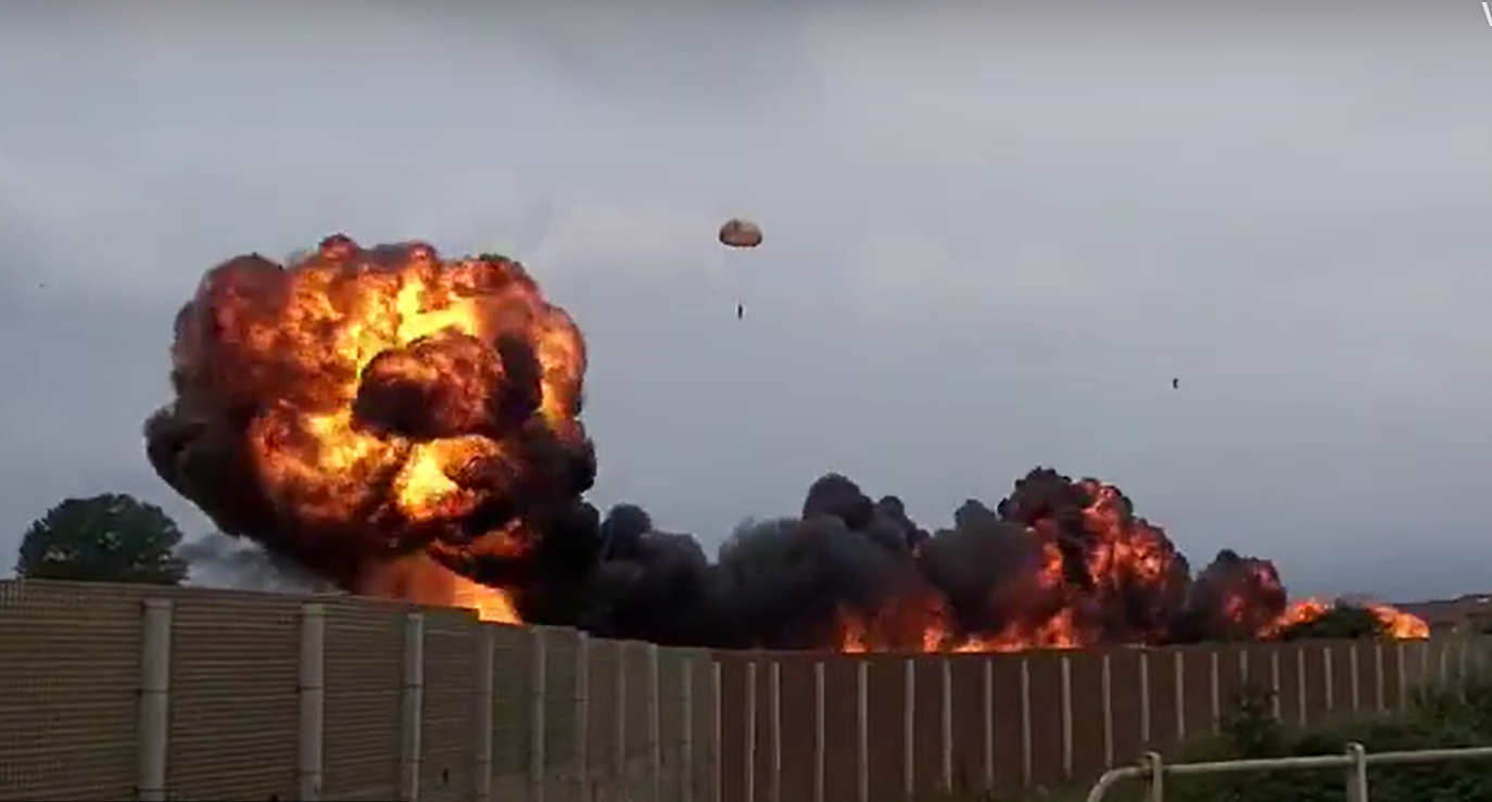 O fetiță de 5 ani a murit după ce un avion militar s-a prăbușit în Italia. Imaginile sunt șocante VIDEO