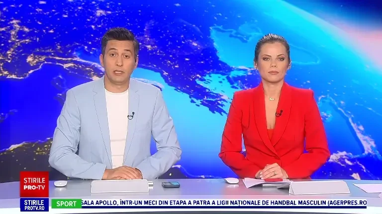 Accident grav cu doi motocicliști care se izbesc de o mașină. Unul dintre ei a fost aruncat în aer pe deasupra autoturismului