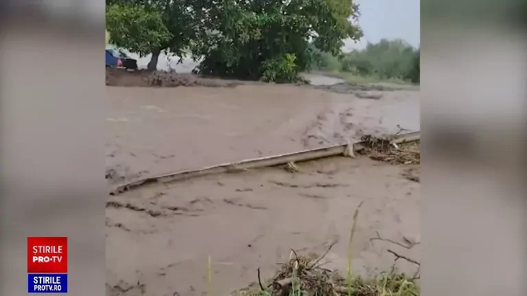 Furtunile au făcut prăpăd în mai multe județe. Străzi inundate, mașini surprinse de viitură, trafic dat peste cap