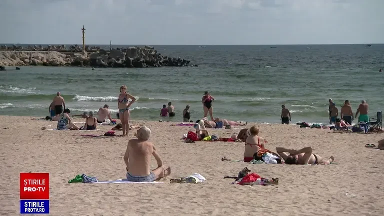 Soarele blând de septembrie și marea caldă au umplut plajele de români. Cât costă acum o noapte de cazare și ce prețuri sunt