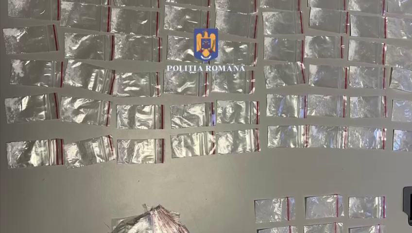 O femeie din București a fost bătută de fiul ei. Poliția a găsit în camera bărbatului 105 plicuri cu praf alb