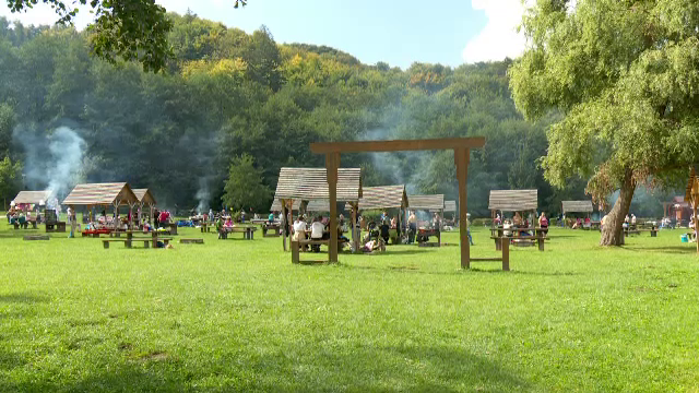 Oamenii au luat cu asalt zonele de grătare din Brașov: ”Așa, pune carnea, pune!”