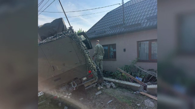 „Am auzit o bubuitură”. Ce a provocat accidentul cu blindatul NATO care a distrus un gard și a intrat într-o curte în Covasna