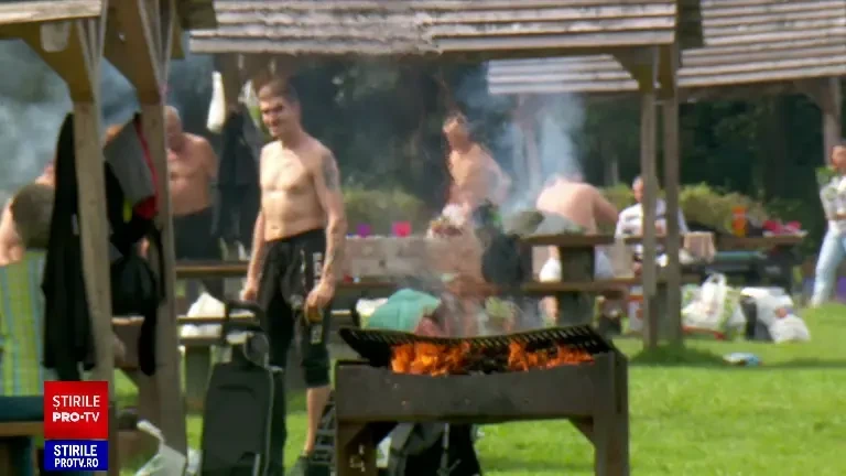 Oamenii au luat cu asalt zonele de grătare din Brașov: ”Așa, pune carnea, pune!”