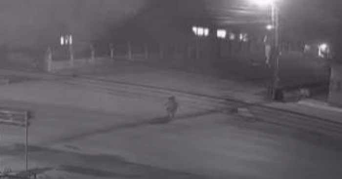 O femeie și un copil au fost loviți în plin de o mașină. Cel mic a fost lovit apoi de încă o mașină, pe sensul opus, pe DN7