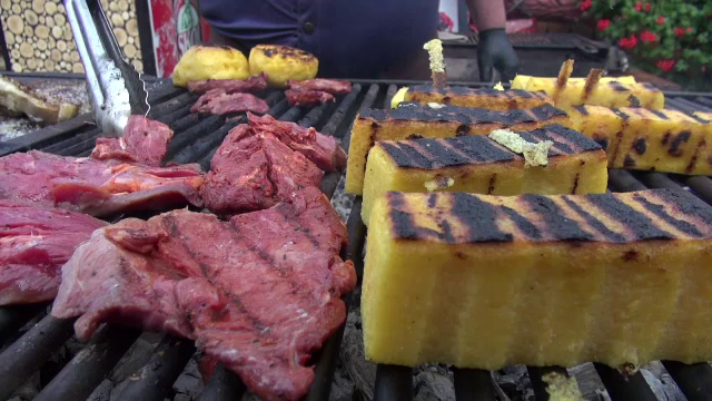 S-au deschis mustăriile din Slănic Moldova. Turiștii s-au ospătat cu pastramă afumată și cârnăciori de oaie