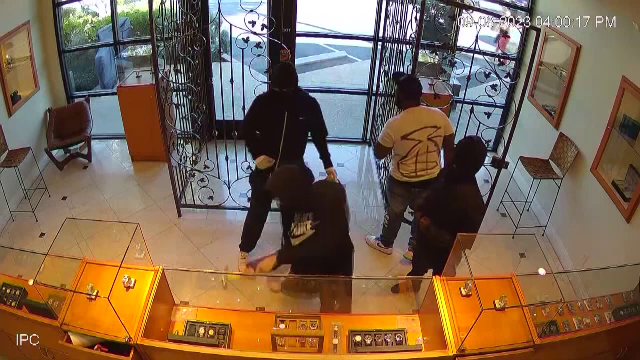 Jaf ca-n filme într-un magazin de lux din California. Hoții au furat în 20 de secunde ceasuri de 250.000 de dolari