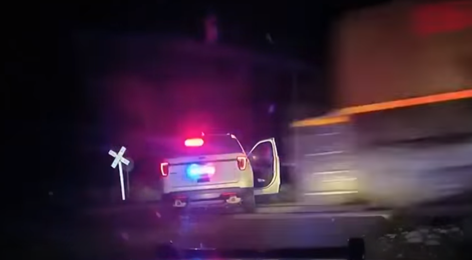 Cum a scăpat de închisoare o polițistă, după ce o femeie încătușată a fost lovită de tren. Autospeciala era pe o cale ferată