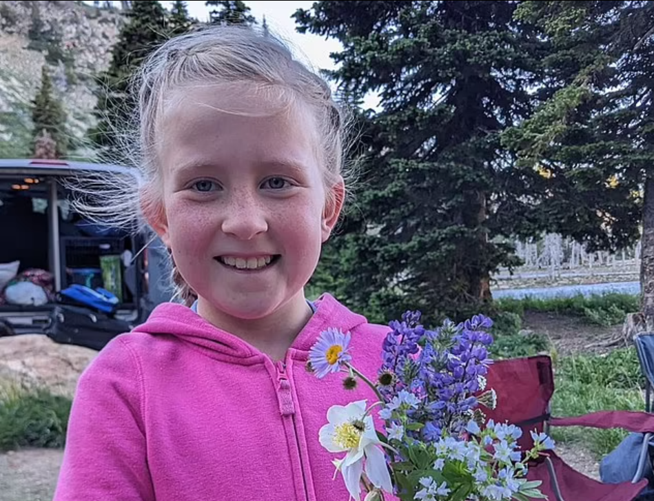 O fetiță de 8 ani și câinele ei au murit în somn, după ce un copac s-a prăbușit peste cortul în care se aflau