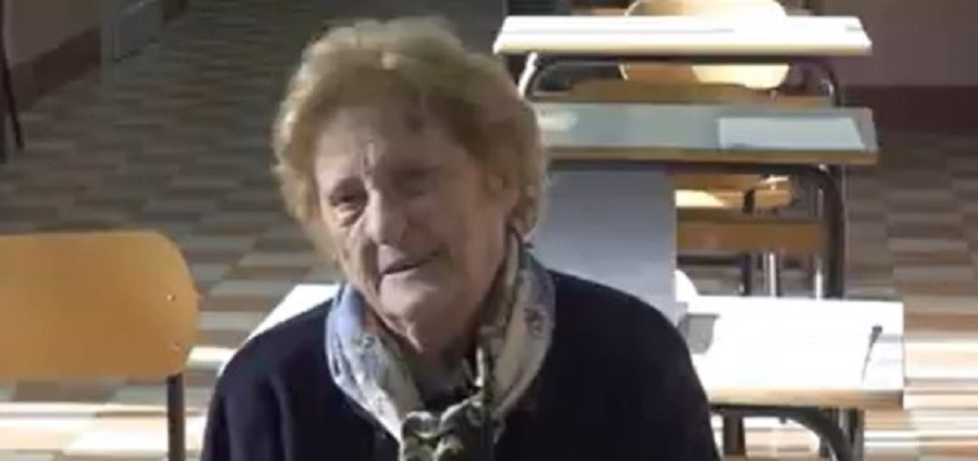 O bătrână a absolvit liceul la vârsta de 90 de ani, apoi a devenit profesoară pentru o zi. "Am încununat un alt vis al meu"