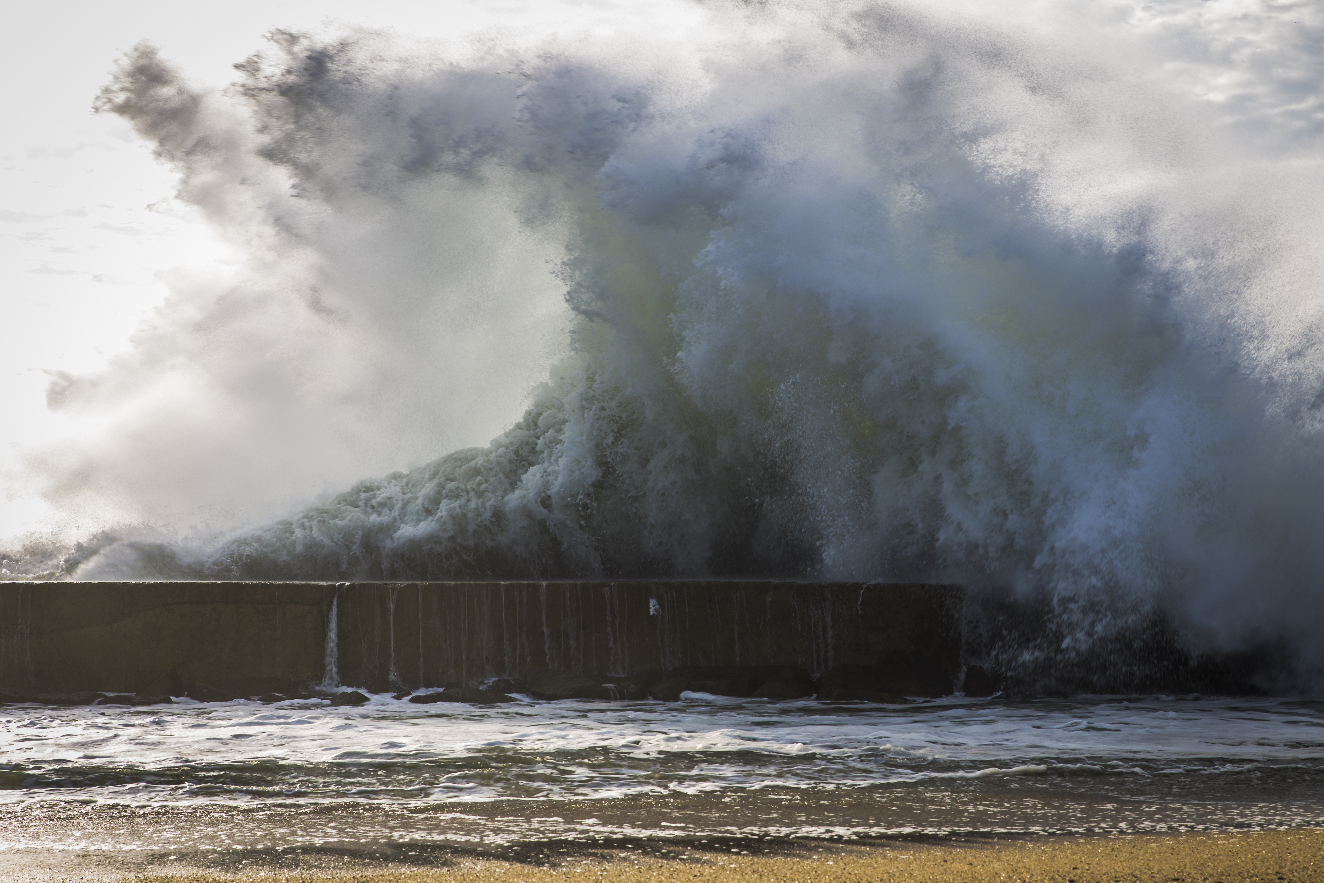 Un mort şi mai mulţi răniţi după ce valuri neobişnuit de mari au lovit zonele de coastă din sudul și sud-estul Africii de Sud