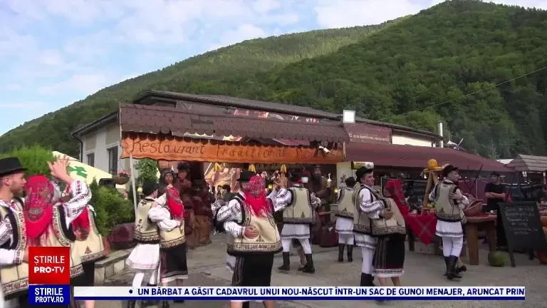 S-au deschis mustăriile din Slănic Moldova. Turiștii s-au ospătat cu pastramă afumată și cârnăciori de oaie