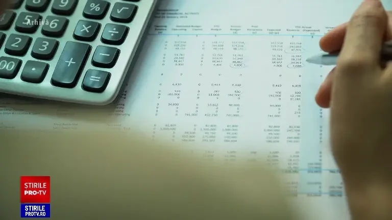 Sufocați de cheltuieli. Una din cinci familii nu reușește să plătească facturile la timp. De câți bani ar avea nevoie românii