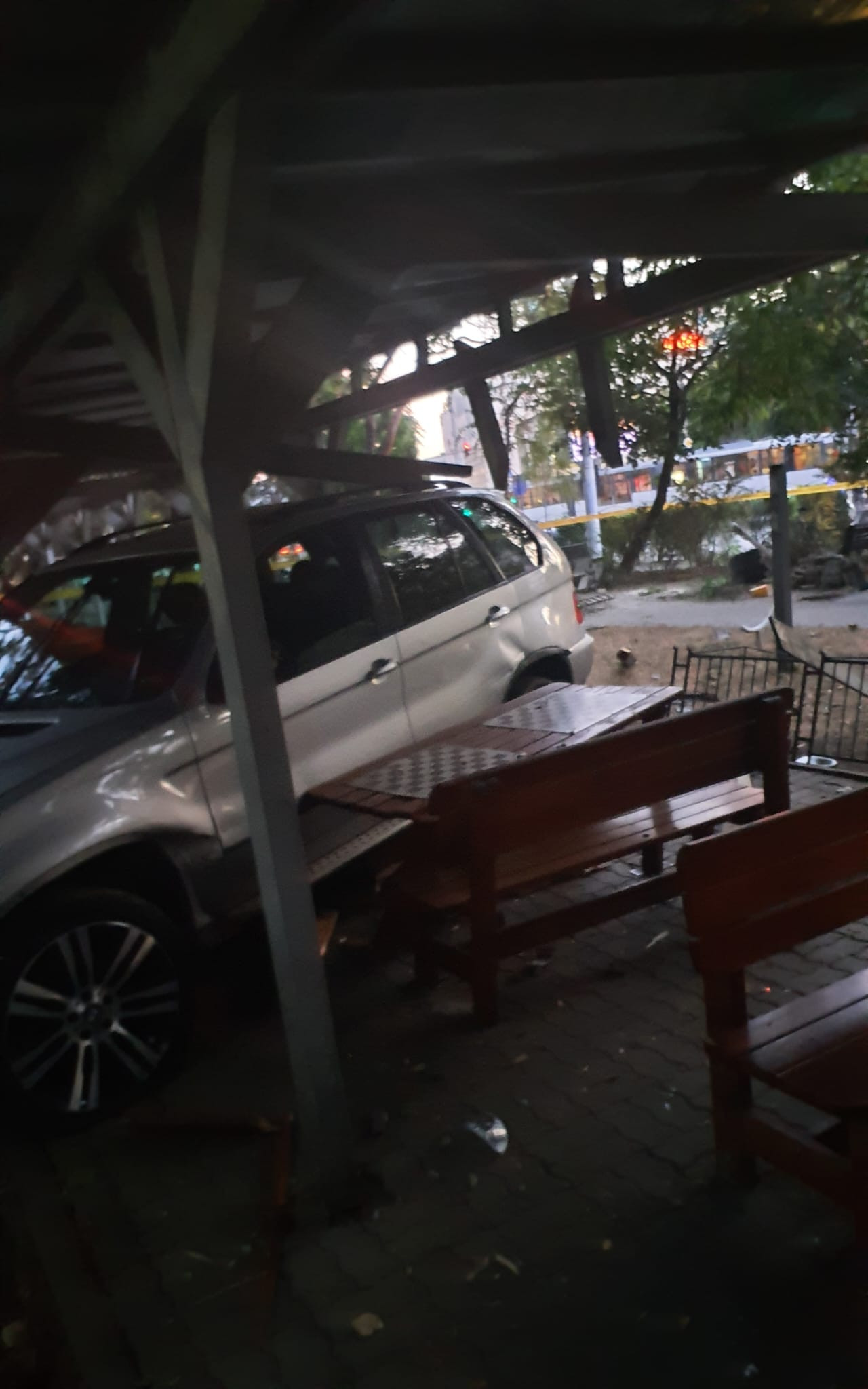 Un autoturism a ajuns într-un foişor destinat amatorilor de şah, în Sectorul 6 al Capitalei. Şoferul este căutat