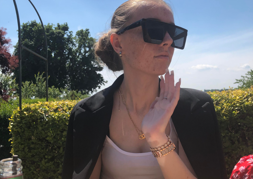 Pățania unei femei care a dat click pe o reclamă din Facebook. Ce au postat hackerii după ce i-au furat contul