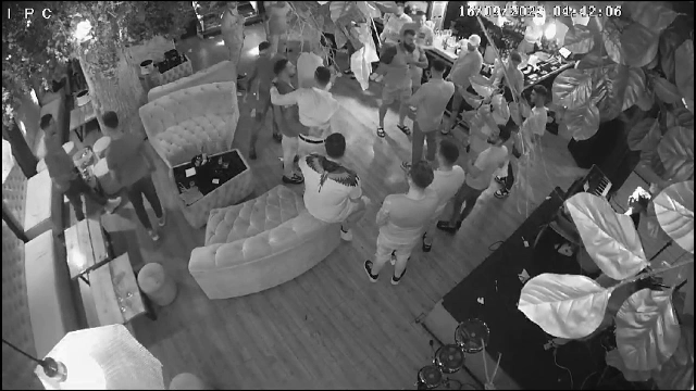 Şase persoane implicate în scandalul din clubul din Craiova au fost reţinute. În local se aflau şi doi poliţişti