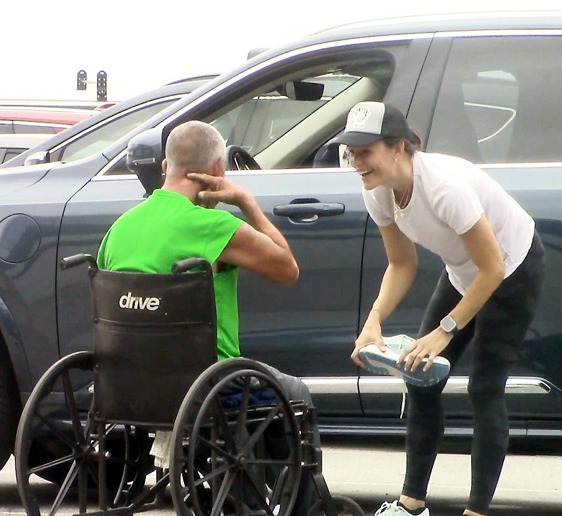 VIDEO. Fosta soție a lui Ben Affleck, actrița Jennifer Garner, s-a descălțat de adidași ca să-i ofere unui om al străzii