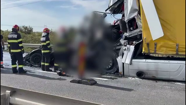 Ce s-a întâmplat înainte ca microbuzul să fie strivit între TIR-uri, pe A1. Detaliul observat pe asfalt