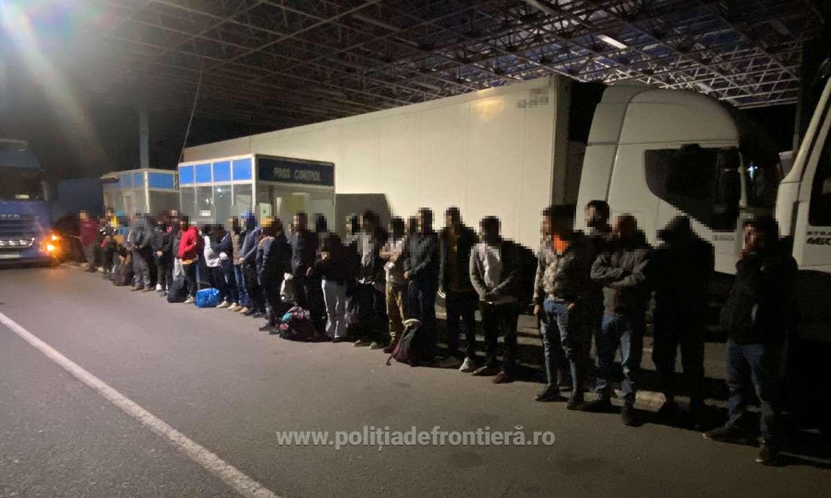Aproximativ 77 de migranți au fost prinși de polițiștii din Arad când încercau să iasă ilegal din România