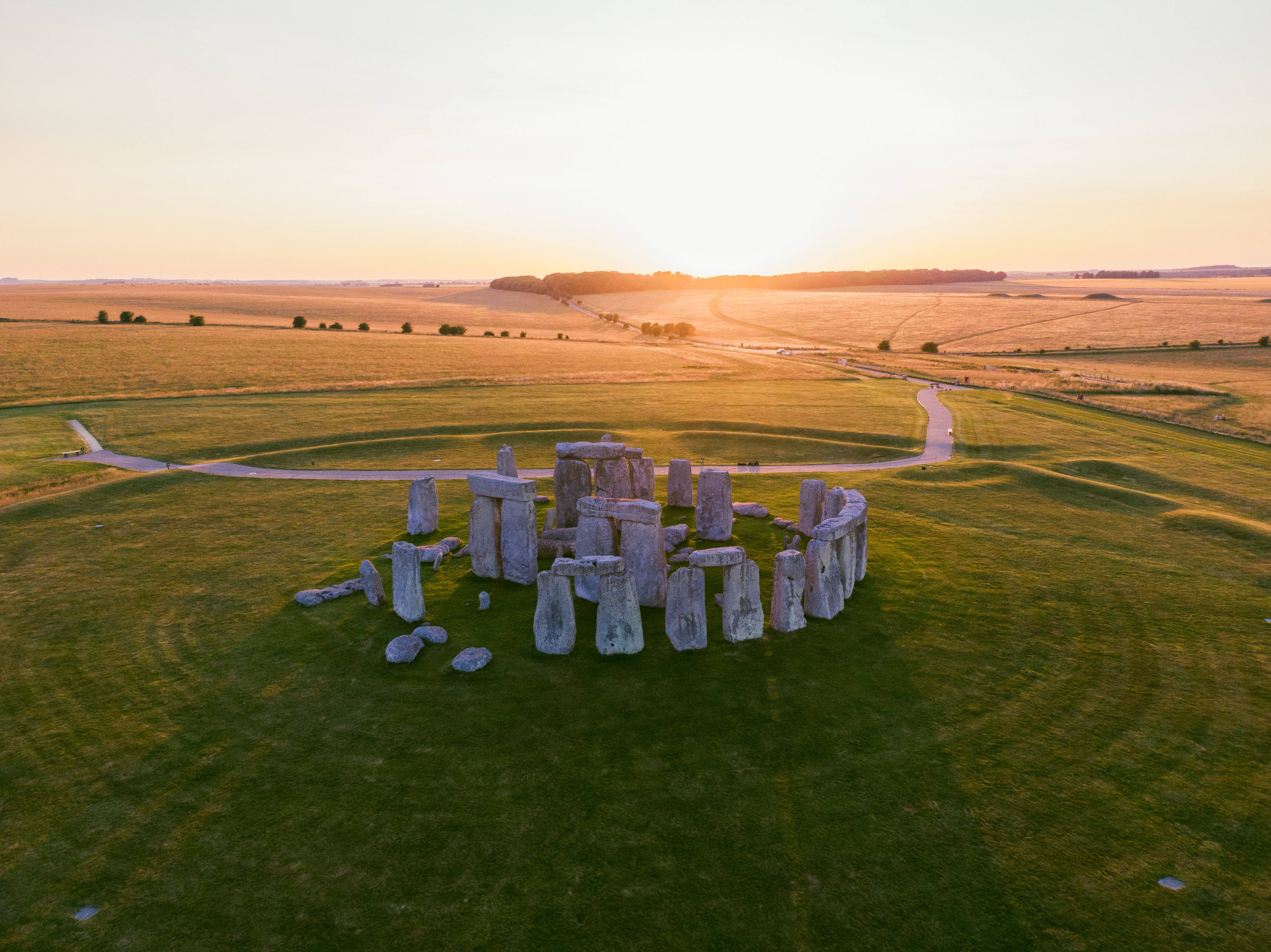 VIDEO. Activiştii pentru mediu au vandalizat cu vopsea pulbere complexul Stonehenge din Marea Britanie, vechi de 5.000 de ani