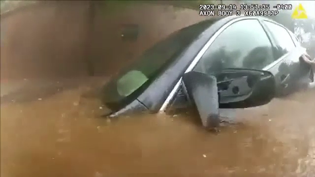 Momentul în care un polițist salvează un șofer captiv în mașina prinsă în inundații | VIDEO