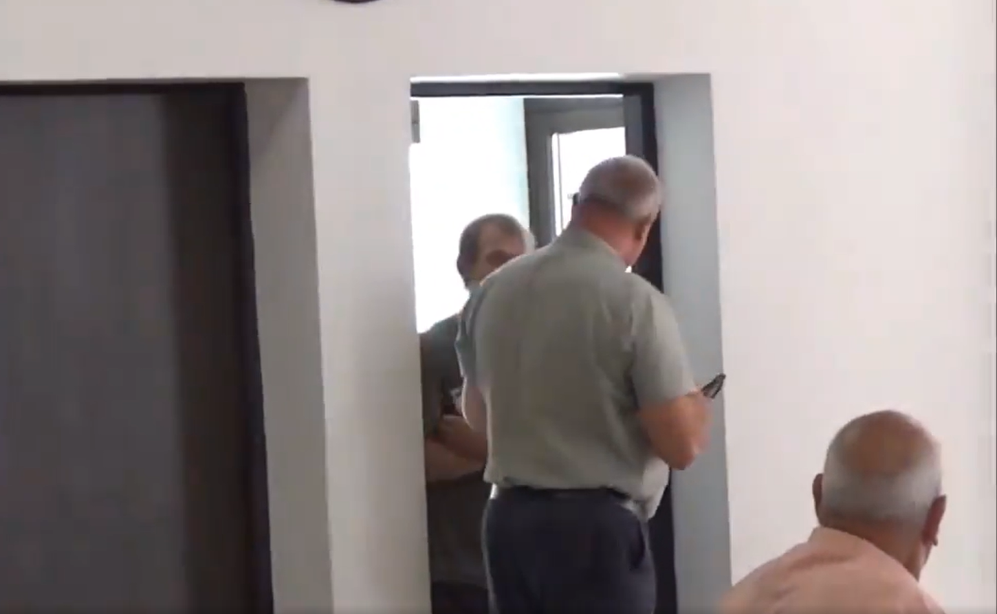 Primar din Bacău, filmat când îi spune unei persoane infectate cu HIV: „Aveţi o boală transmisibilă, nu vă apropiaţi”. VIDEO