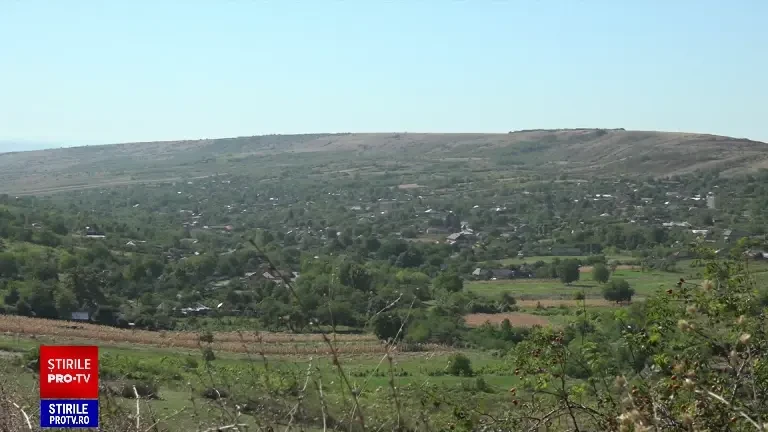 Vecinii fetei care și-a aruncat bebelușul în hazna după ce a născut, în stare de șoc: "Poate a căzut în depresie"