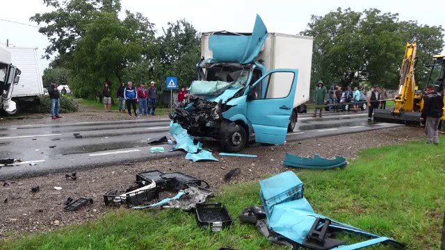 „E şoseaua morţii aici”. O fată de 16 ani a murit după ce mașina în care se afla a intrat frontal într-un TIR, în Neamț. FOTO