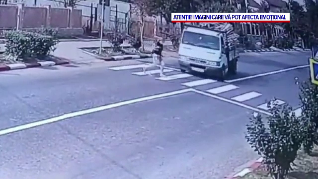 Mamă cu copil în brațe, lovită pe trecerea de pietoni de o autoutilitară, în Buzău. Incredibil ce a urmat
