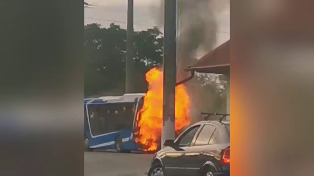Un autobuz electric a luat foc la capăt de traseu, în Brăila. Șoferul a reușit să coboare la timp