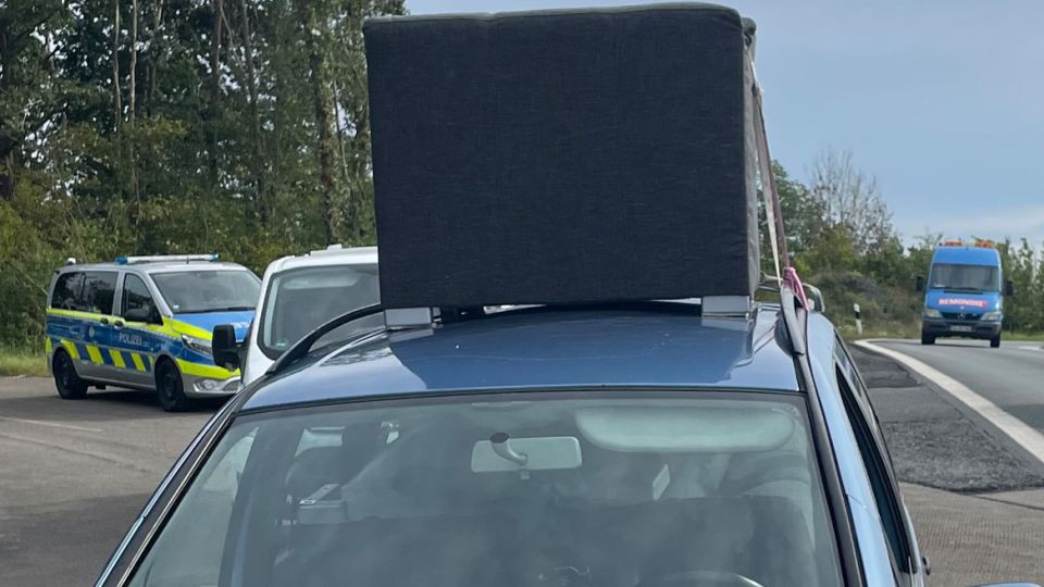 ”Cu canapeaua pe acoperiș”. Un tânăr drogat din România, prins pe autostradă în Germania cu o canapea pe plafonul mașinii