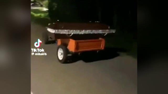 Filmul crimei din Vaslui. Cine este individul care a ucis bărbatul de 83 de ani și a lăsat sicriul în drum ca să bea