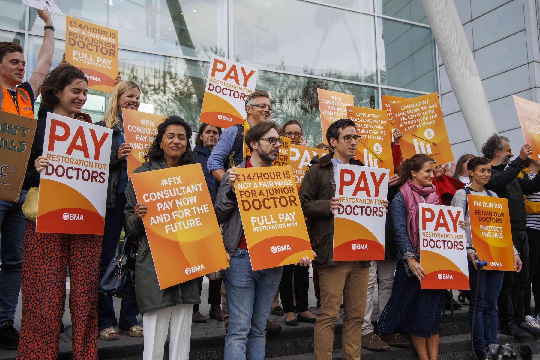 Grevă în sistemul medical din Anglia. Medicii și rezidenții protestează până vineri. Ce revendicări au