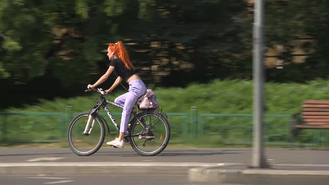 Bicicliștii și utilizatorii de trotinete se plâng că sunt prea puține piste în Capitală. „Lipsesc cu desăvârșire”