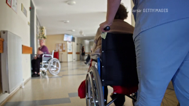 Un bărbat internat într-un azil de bătrâni din Hunedoara a murit după ce s-a rănit singur cu o foarfecă