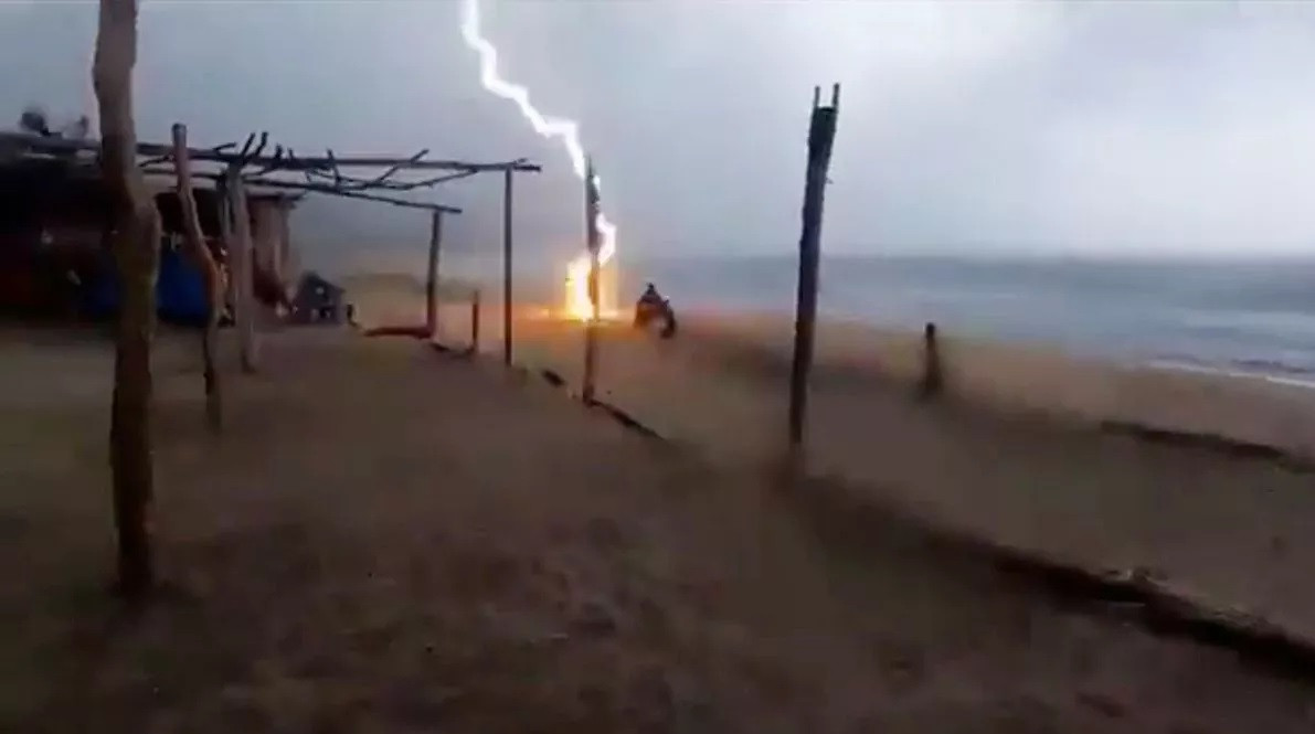 Un bărbat și o femeie au fost uciși de trăsnet, pe plajă. Momentul șocant a fost filmat. VIDEO