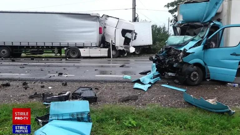 „E şoseaua morţii aici”. O fată de 16 ani a murit după ce mașina în care se afla a intrat frontal într-un TIR, în Neamț. FOTO