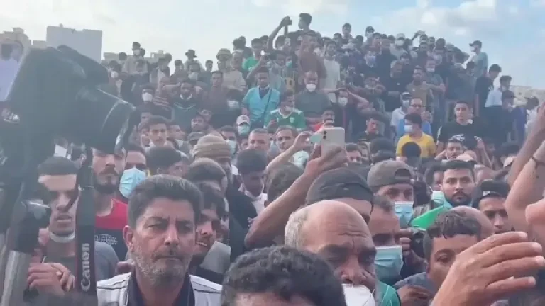 Comunicațiile au fost întrerupte în Derna, după protestele localnicilor afectați de inundații. Casa primarului, incendiată