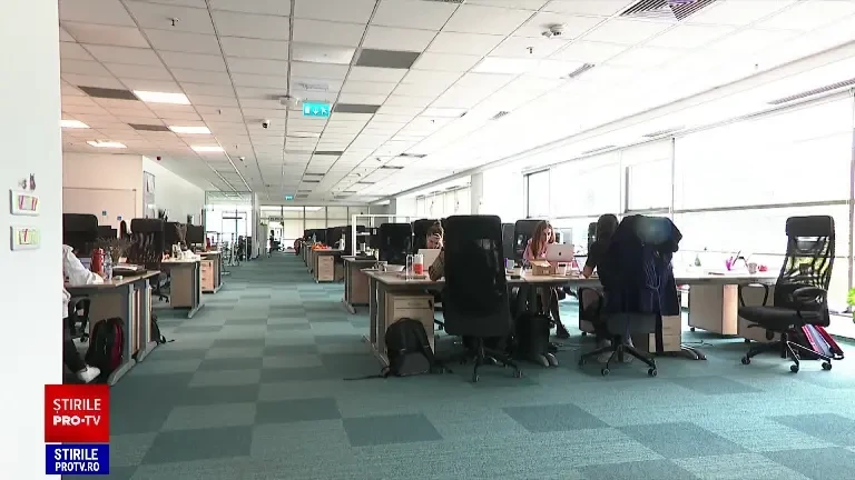 Românii petrec cel mai mult timp la serviciu. Statul peste program nu înseamnă însă și productivitate