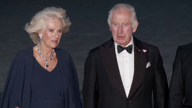 Ce ținute au purtat regele Charles și regina Camilla la dineul din Franța. Suveranul a fost primit cu fast