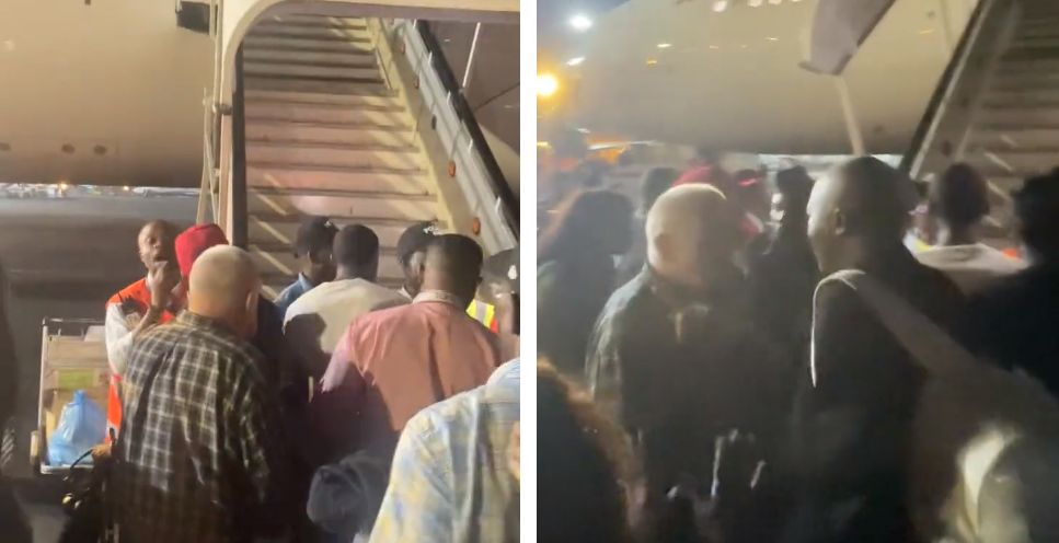 Momentul în care mai mulți pasageri încearcă să intre cu forța într-un avion, după ce zborul a fost anulat două zile la rând