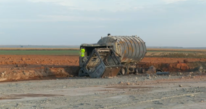 Primele imagini după explozia din Vrancea. Muncitorii răniți au alergat printr-un lan de porumb ca să iasă la șosea