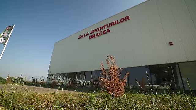 Risipa, sport național. Cum au fost construite clădiri de lux din banii publici în comune fără canalizare sau apă curentă