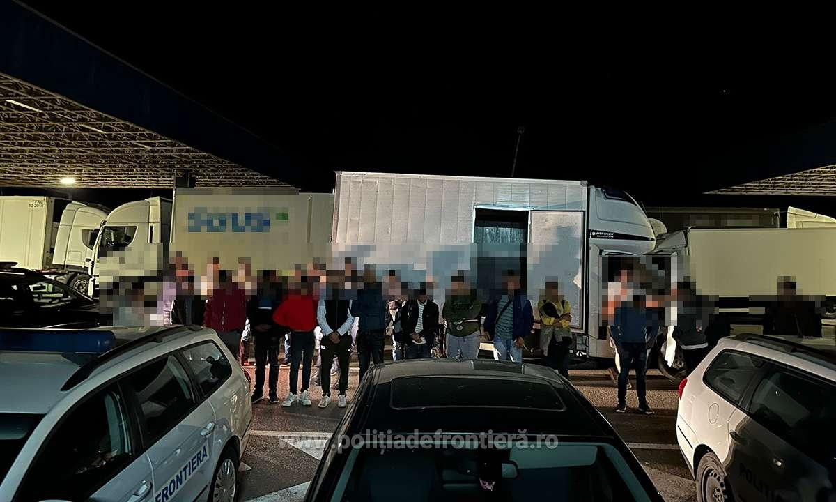 Ce au găsit polițiștii printre plăci de gresie și piese auto, în mai multe TIR-uri, în vama Cenad. Un șofer a fost arestat