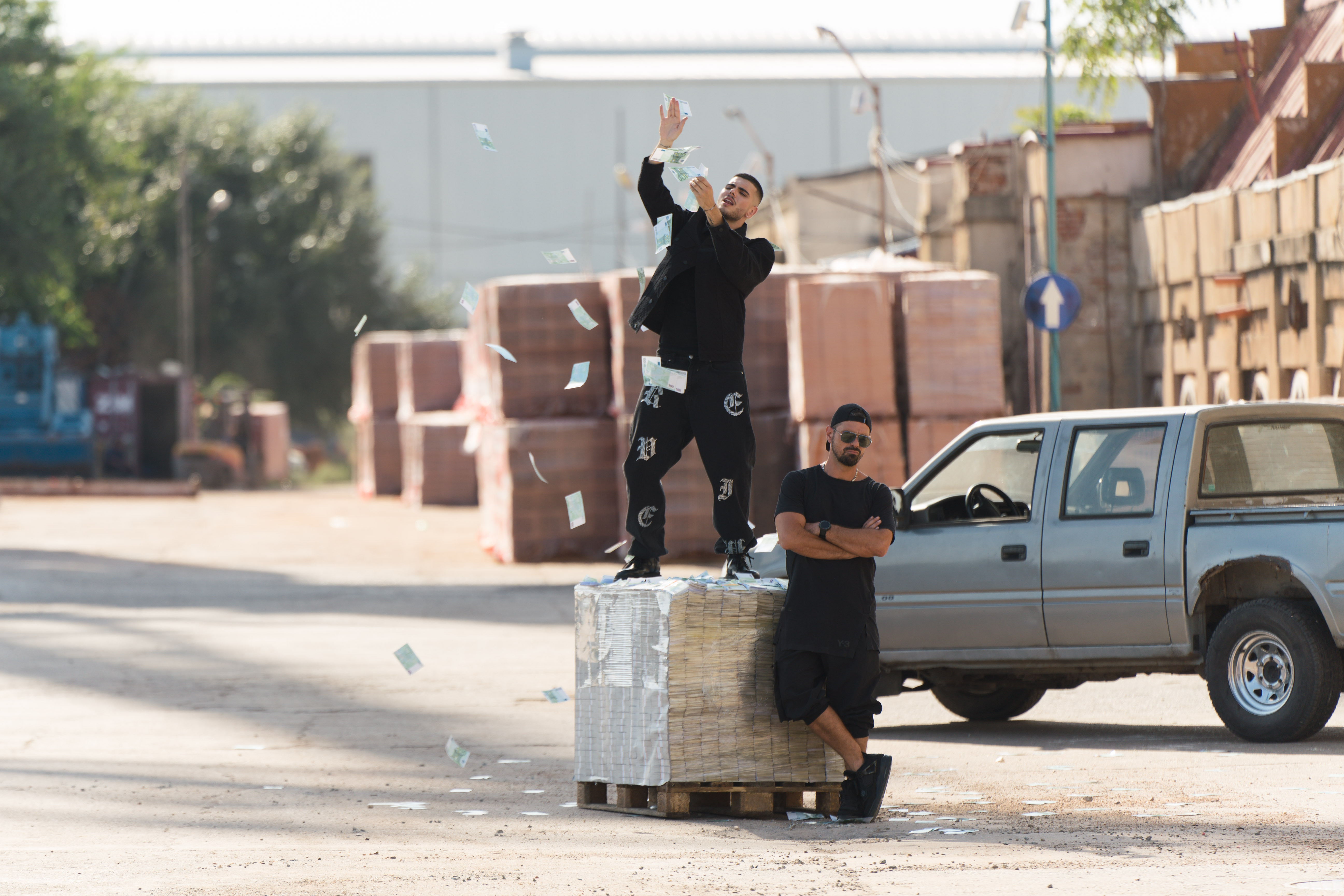 Andrei Bănuță și DOC au lansat o super piesă dedicată serialului GROAPA. Ascultă aici „Dă-le bani”