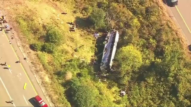 Un autobuz plin de liceeni s-a răsturnat în New York. Două persoane au murit iar peste 40 au fost rănite