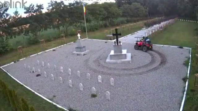Doi tineri din Botoşani s-au plimbat cu ATV-ul prin cimitir. Momentul a fost surprins pe camerele de supraveghere