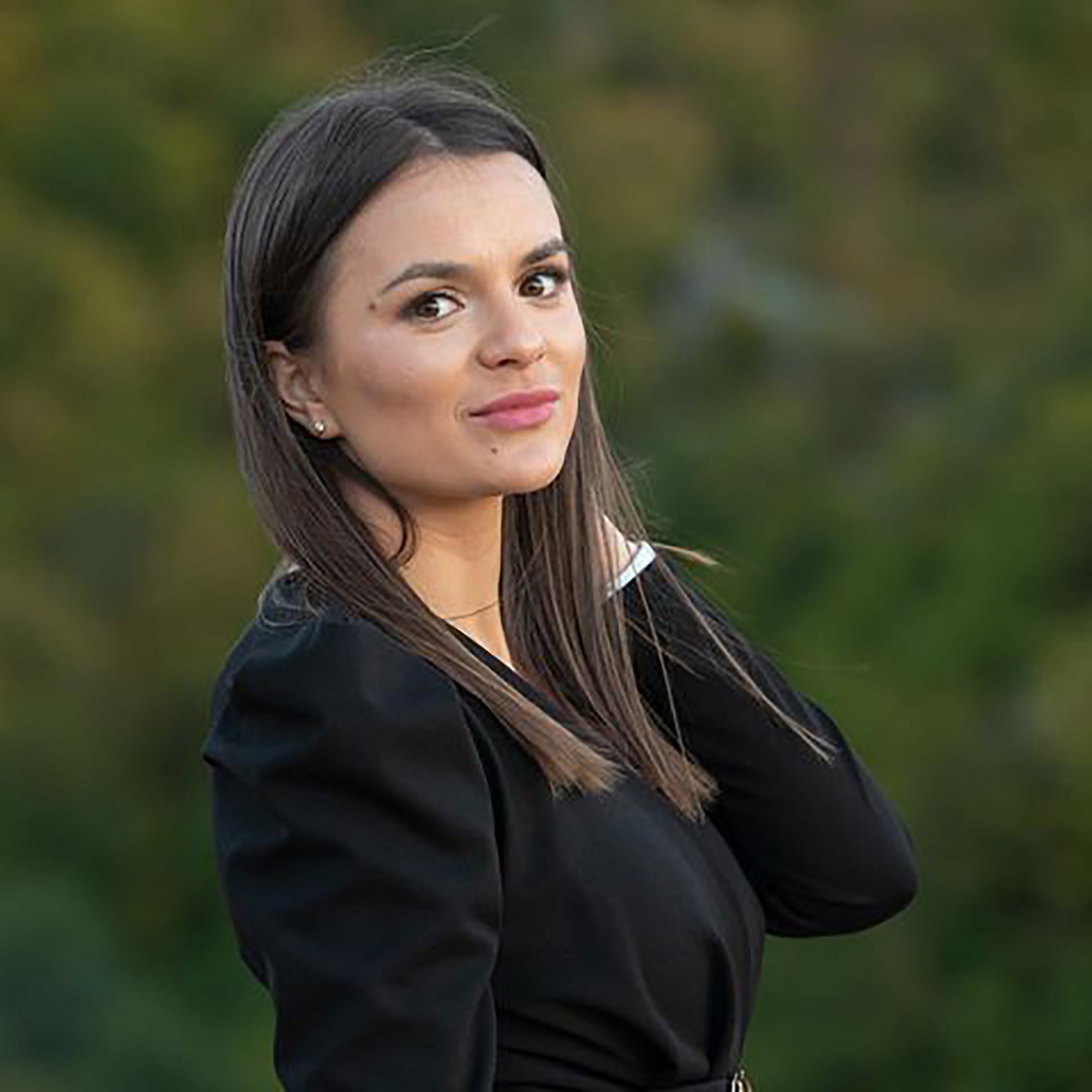 O ”esteticiană specializată în extensii de gene” s-a dovedit a fi de fapt spion al Rusiei. Cum a fost descoperită