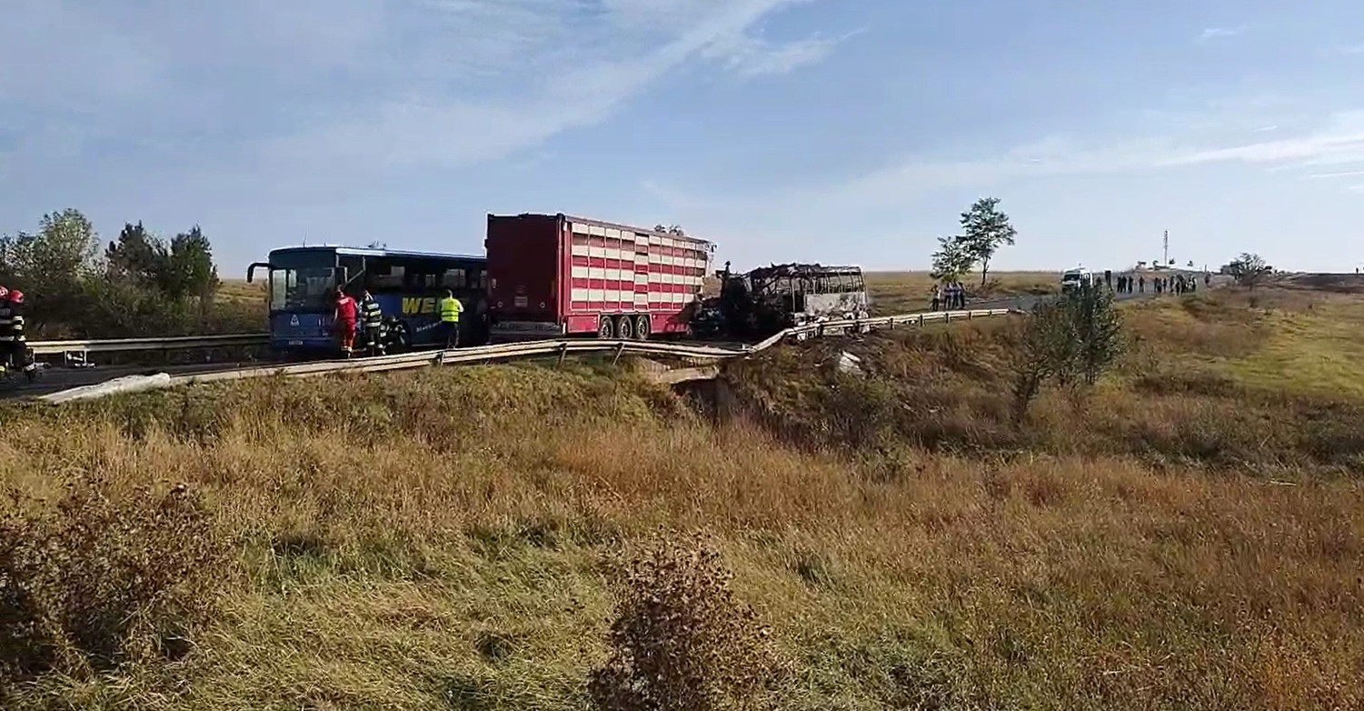 Accident grav în Teleorman. Două autocare și un TIR s-au ciocnit violent. Patru persoane au fost rănite. VIDEO